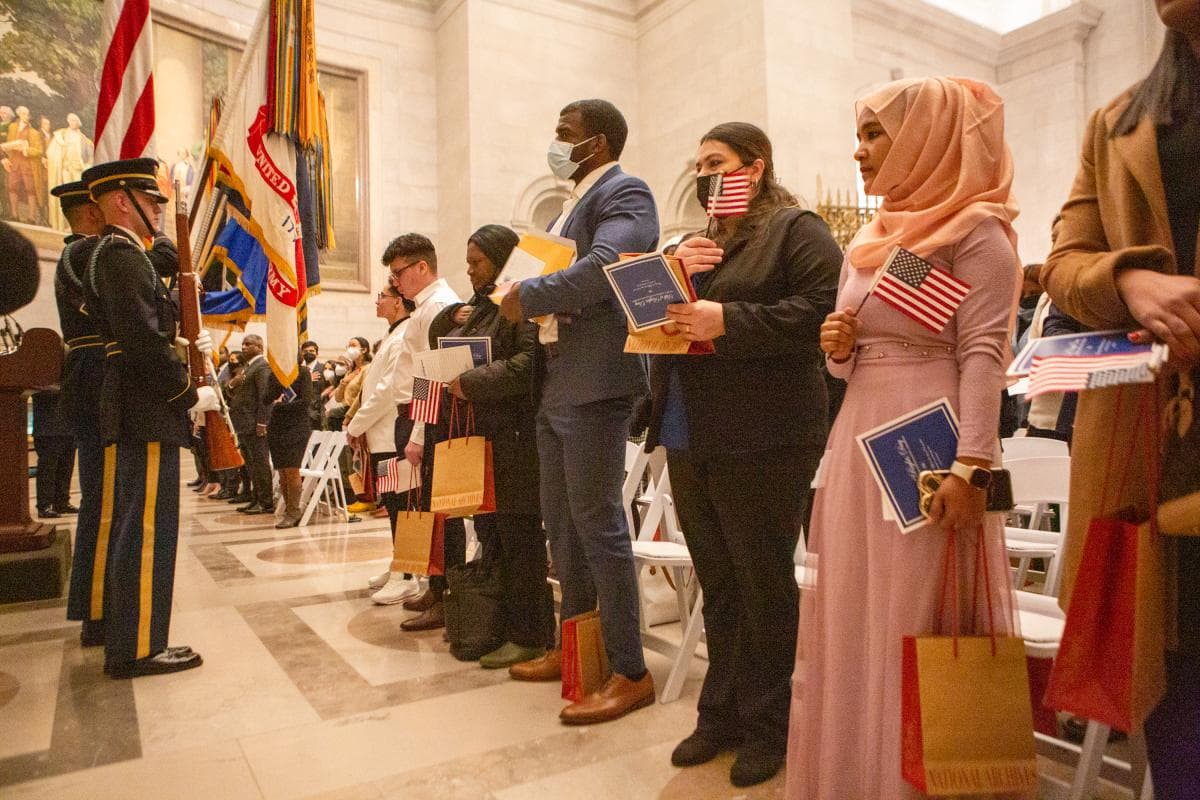 Ciudadanía Americana: Requisitos, Proceso de Naturalización y Examen 2026