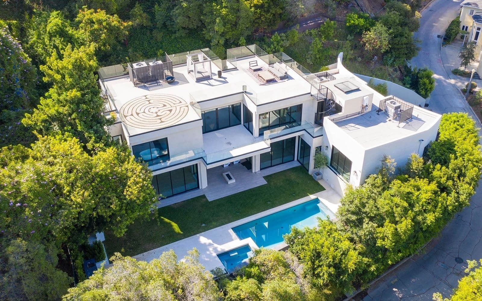 Brooklyn Beckham y Nicola Peltz Viven en Mansión de $16 Millones en Trousdale Estates