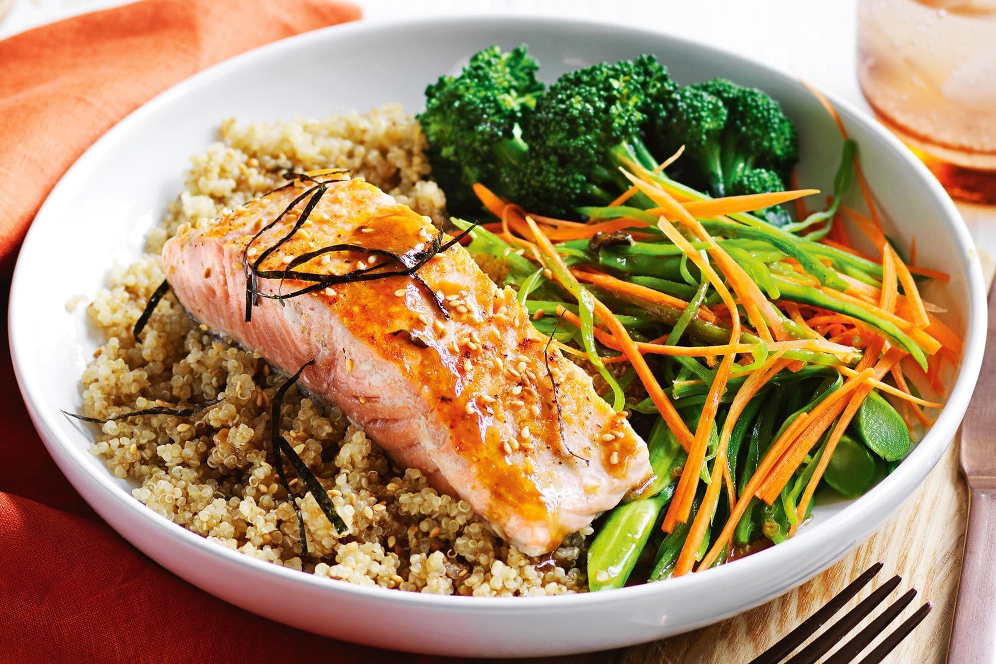 Salmón al Miso con Quinoa Tricolor y Verduras al Vapor