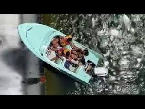Bote Atascado al Borde de Presa en Texas